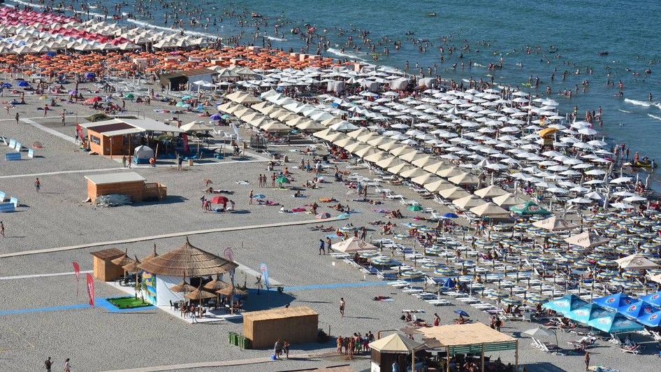 Plaja de la Mamaia, plină de turiști și umbrele în sezonul estival. Sursă foto: Shutterstock