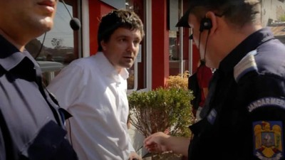 Nicușor Dan este băgat în dubă de către polițiști, în urmă cu 12 ani