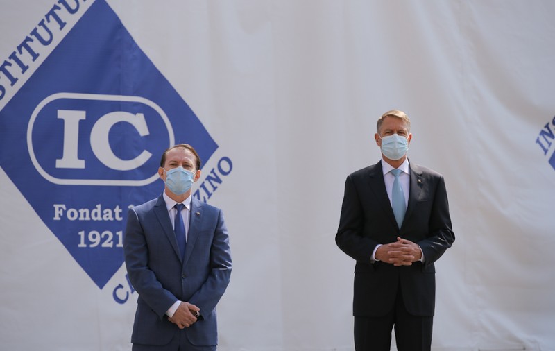 PSD, pe Facebook: „Iohannis şi Cîţu trebuiau primiţi cu colivă şi lumânări la Institutul Cantacuzino, nu cu fanfară şi covor roşu”