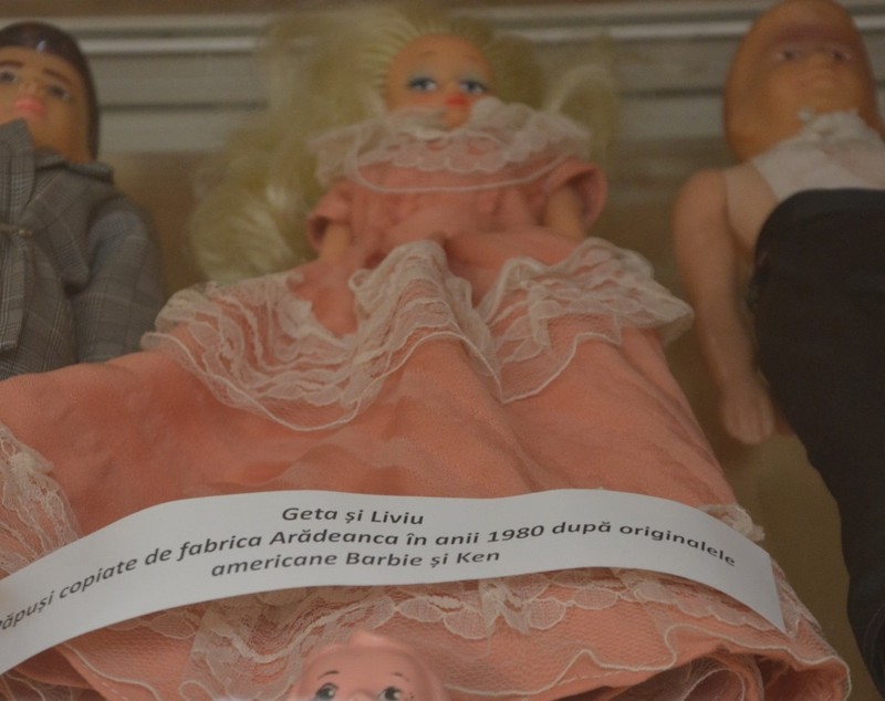 GALERIE FOTO/ Cea mai mare expoziție de jucării, în podul Muzeului de Istorie al Bucovinei. Geta și Liviu, replica românească a păpușilor Barbie și Ken