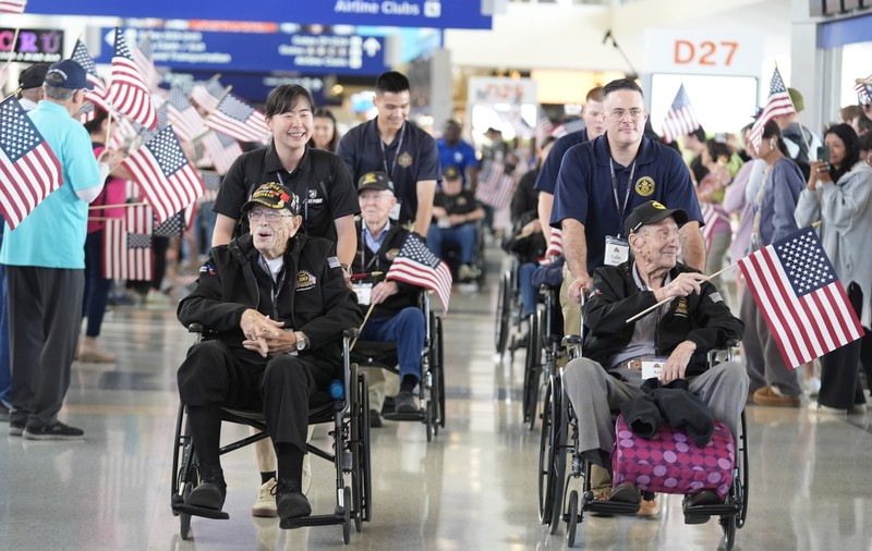 „Acum am plecat mai relaxați”. Mai mulți piloți americani, inclusiv un veteran de 107 ani, s-au întors în Normandia, la 80 de ani de la Ziua-Z