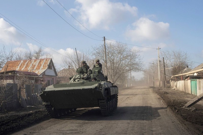 Un tanc ucrainean se se îndreaptă spre pozițiile liniei de front în apropiere de Bahmut, Ucraina, sâmbătă, 4 martie 2023. Foto: Profimedia