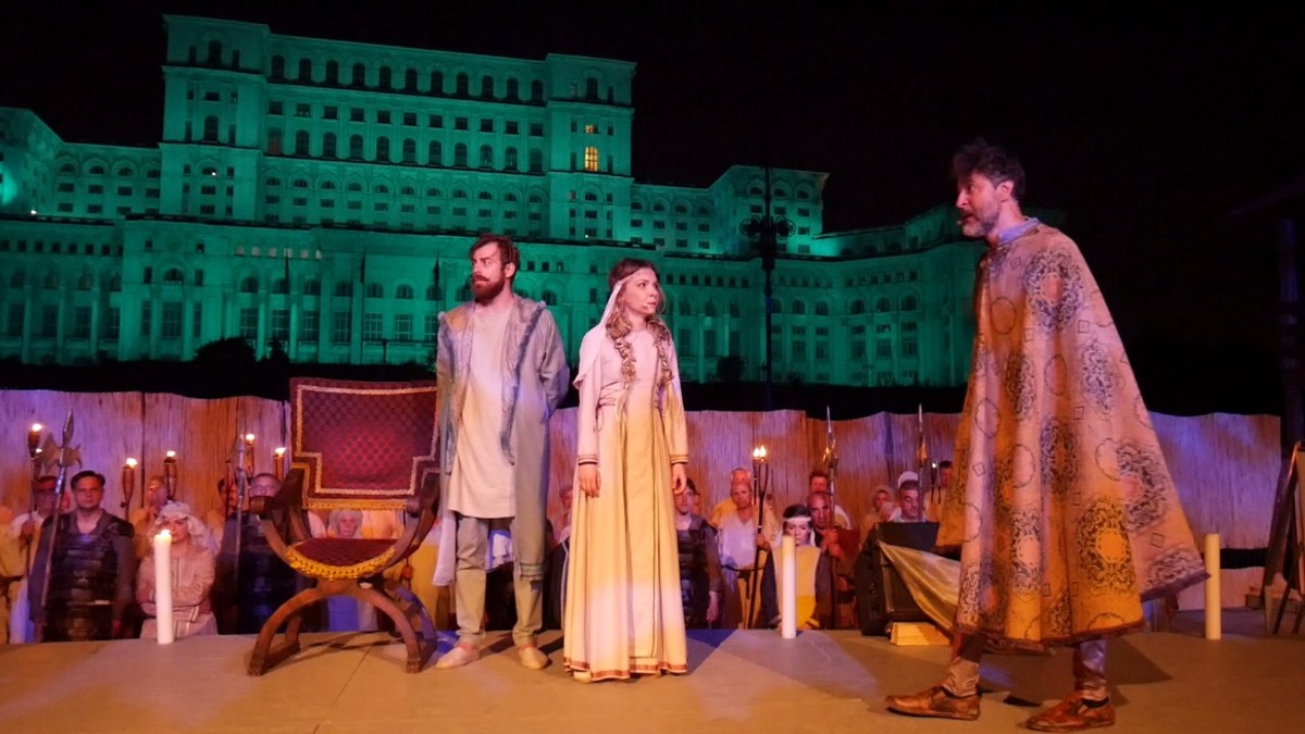 Imagini din piesa Vlaicu Vodă. Scena finală din fața Casei Poporului