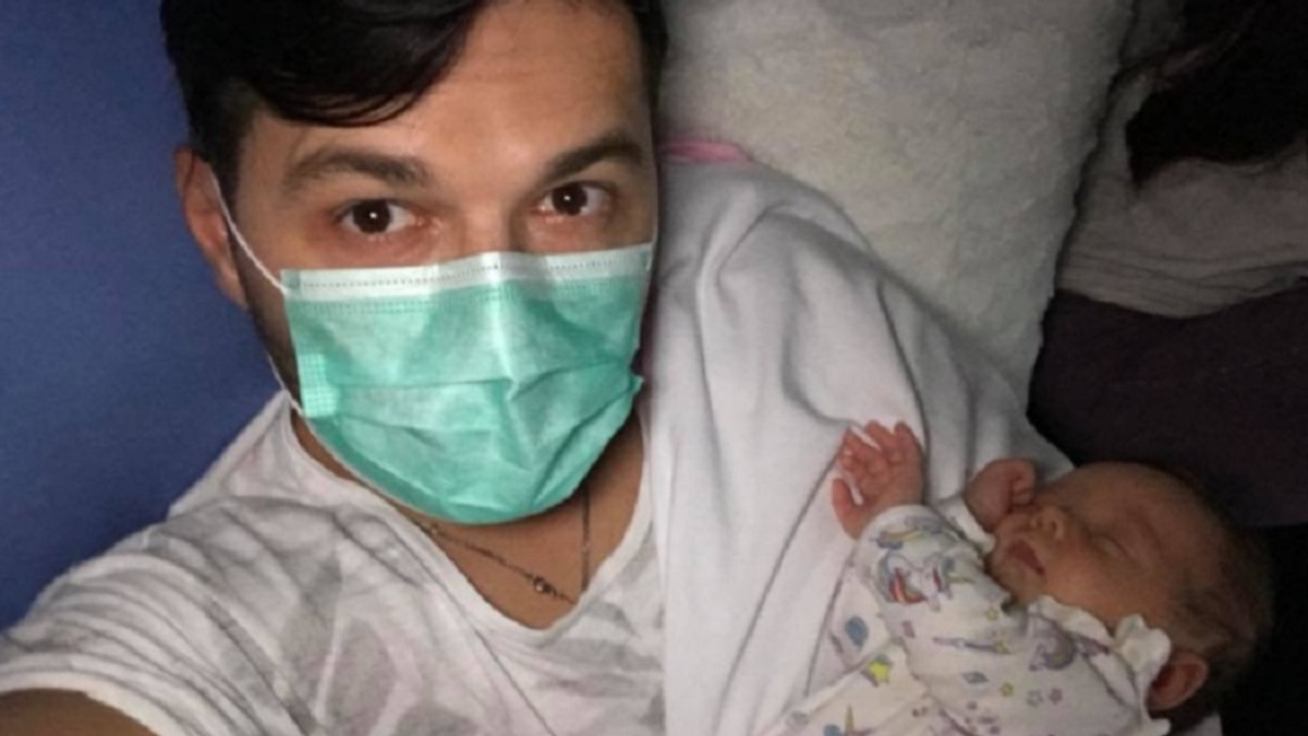 Liviu Vârciu s-a îmbolnăvit și le-a arătat fanilor cum își protejează fetița de răceală
