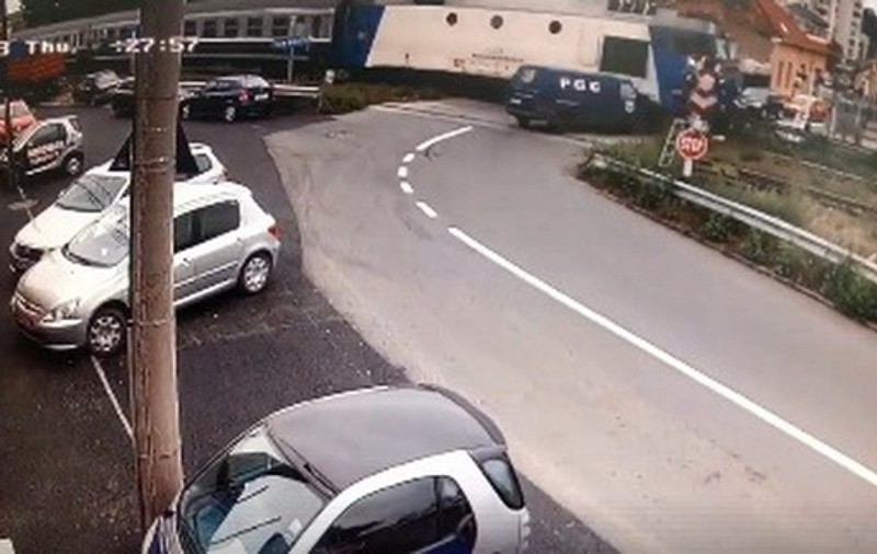 O mașină a fost spulberată de tren la Târgu Mureș. O cameră de luat vederi a surprins evenimentul. Atenție, imagini care vă pot afecta emoțional | VIDEO