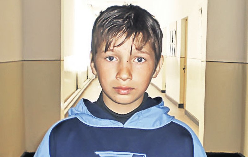 Puştiul care a salvat un bebeluş din incendiu îşi face temele la lumânare