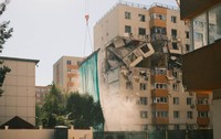 A început demolarea blocului din Rahova care a explodat anul trecut. Sursă foto: Facebook /Ionuț Petianu.