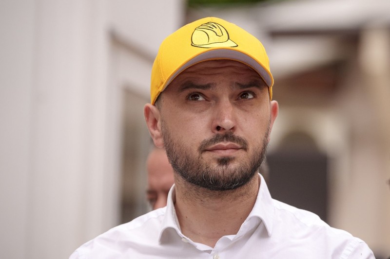 Candidatul Aliantei pentru Unirea Romanilor ( A.U.R.) la Primaria Capitalei, Mihai Enache, participa la o conferinta de presa inaintea depunerii candidaturii sale la Biroul Electoral Municipal din Bucuresti, luni, 29 aprilie 2024. ANDREEA ALEXANDRU / MEDIAFAX FOTO
