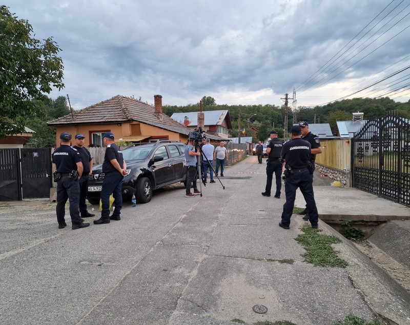 Cinci membri ai unei familii, între care o fetiță de 5 ani, uciși în casa lor, în Argeș. Cine este principalul suspect al crimelor