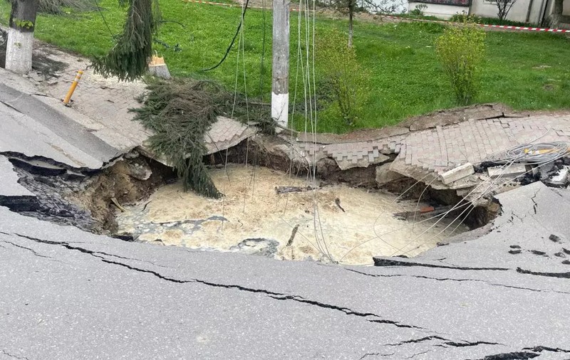 Craterul de la Slănic Prahova: Guvernul alocă 12 milioane de lei, în regim de urgenţă, pentru stabilizarea solului