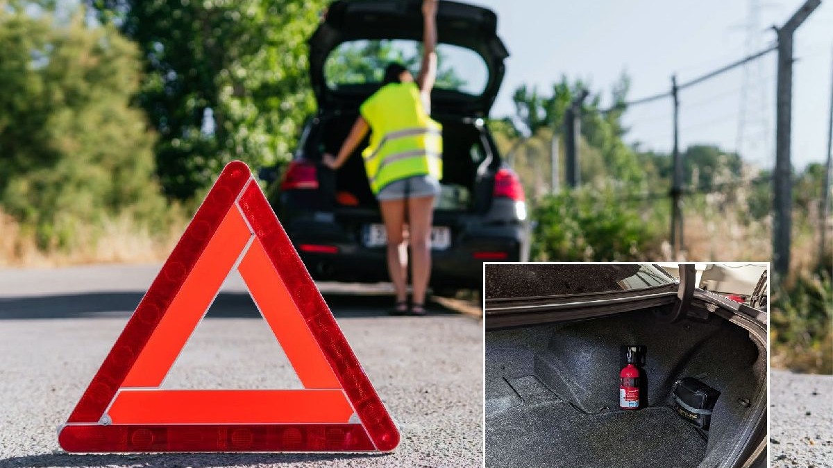 Un triunghi refloctorizant auto pe asflat și în fața lui o mașină oprită cu portbagaj ridicat