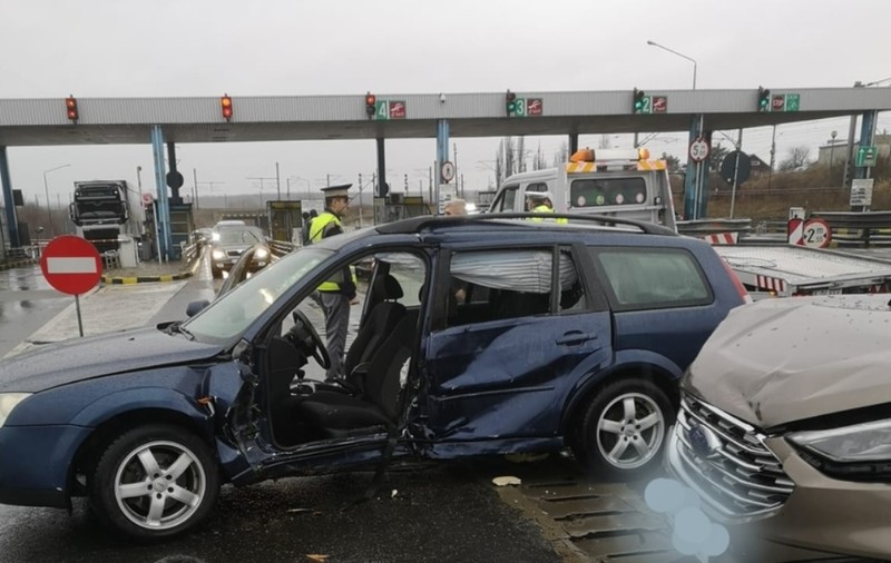Accident pe Autostrada Soarelui, în apropierea staţiei de taxare de la Fetești. Cinci persoane, rănite