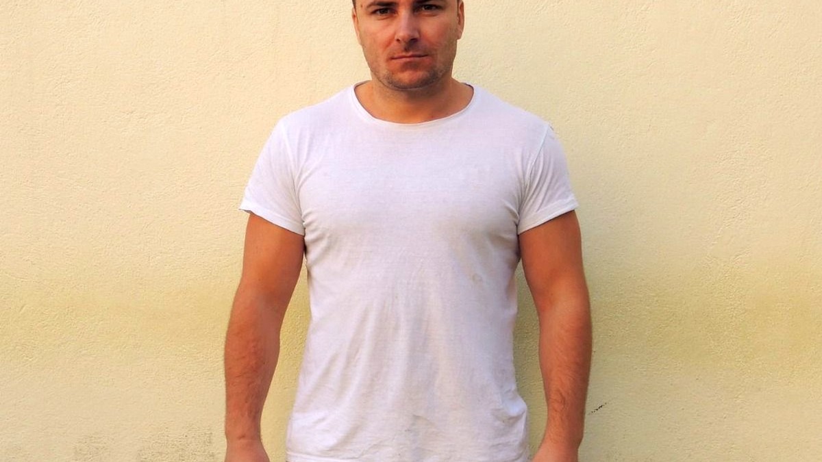 Emil Gânj are 37 de ani și este principalul suspect al crimei din Mureș
