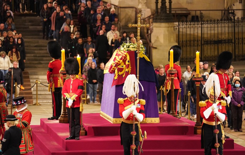 Incident la Westminster Hall. Bărbat reținut după ce a ieșit din rând și a atins sicriul reginei Elisabeta a II-a