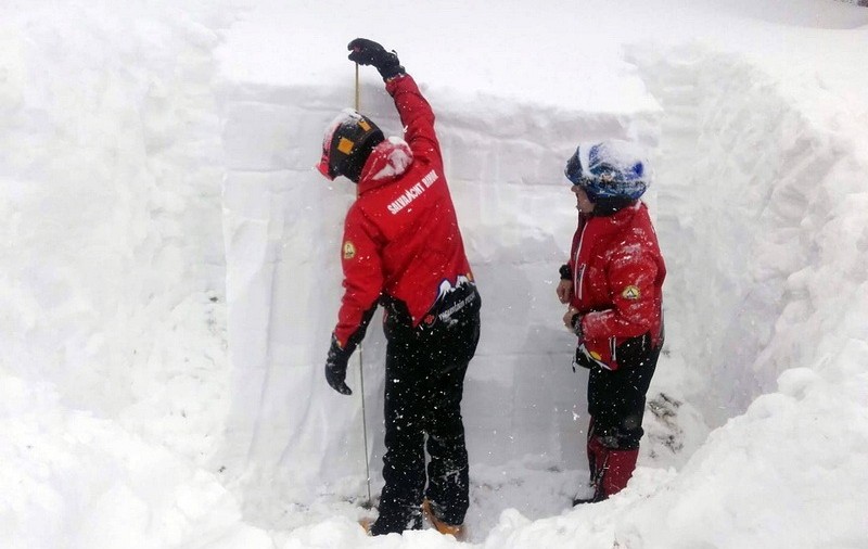 Stratul de zăpadă la Stâna de Vale are aproape doi metri. Imagini spectaculoase, surprinse de salvamontiștii bihoreni