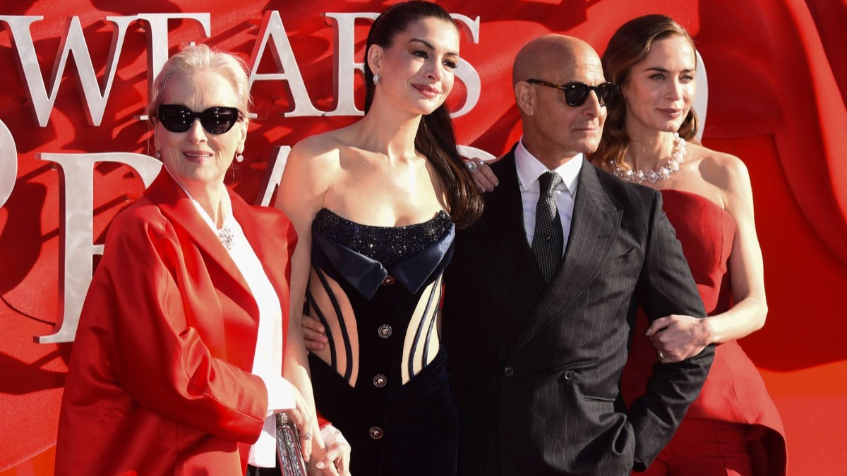 Actorii principali din „Diavolul de îmbracă de la Prada 2” pe covorul roșu, la premiera de la Londra. De la stânga la dreapta: Meryl Streep, Anne Hathaway, Emily Blunt și Stanley Tucci