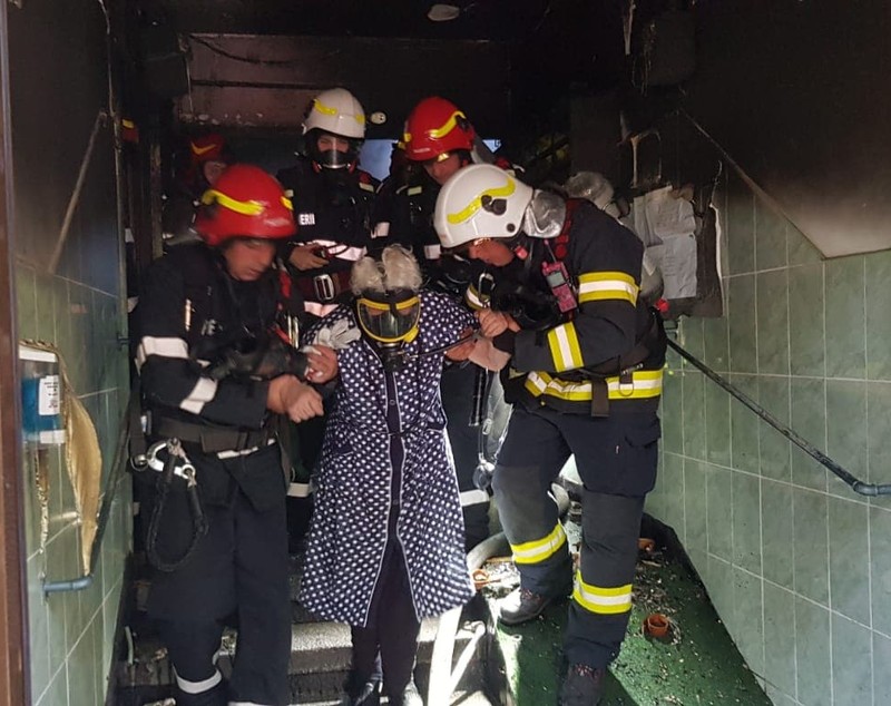 Explozie într-un bloc din Calea Giulești, din București. Într-un apartament de la parterul imobilului au izbucnit în flăcări