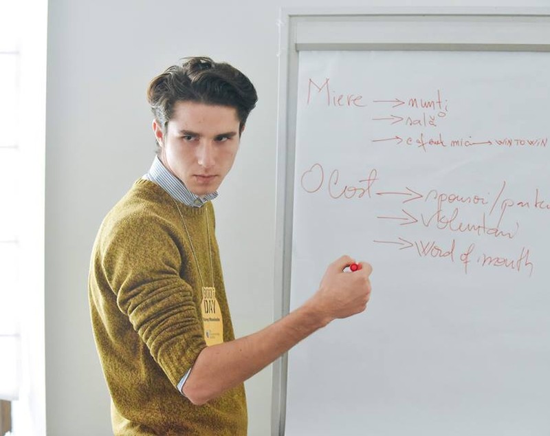 La 19 ani vrea să revoluționeze educația din România! Rareș Manolache, tânărul cu ambiții mari