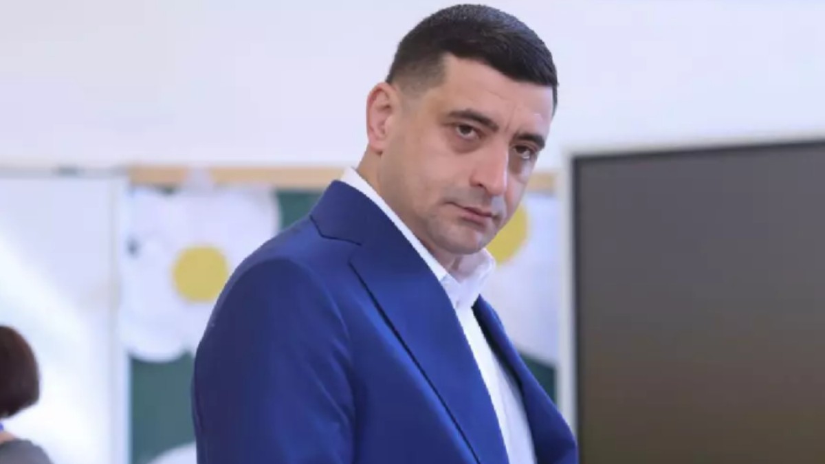 George Simion într-un costum albastru, cu privire serioasă