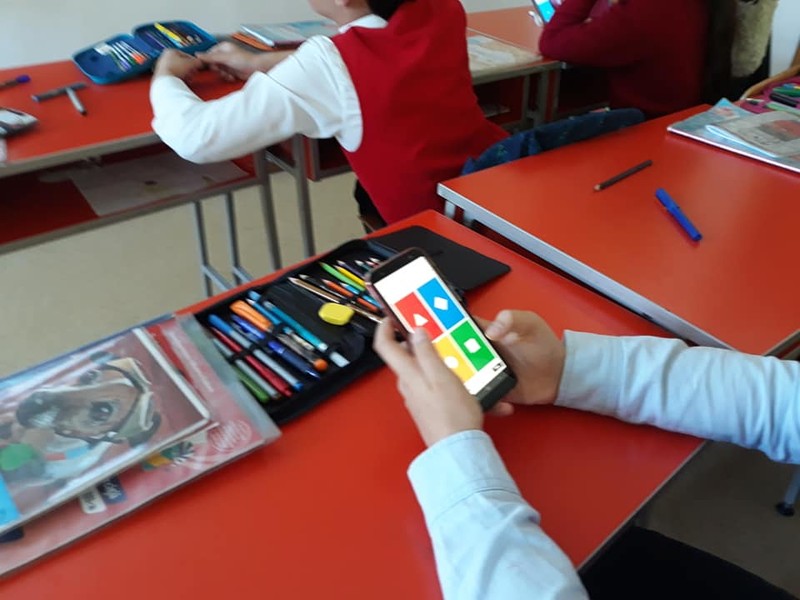 Învățătoarea Laura Piroș îmbină la clasă metodele clasice de predare cu tehnologia