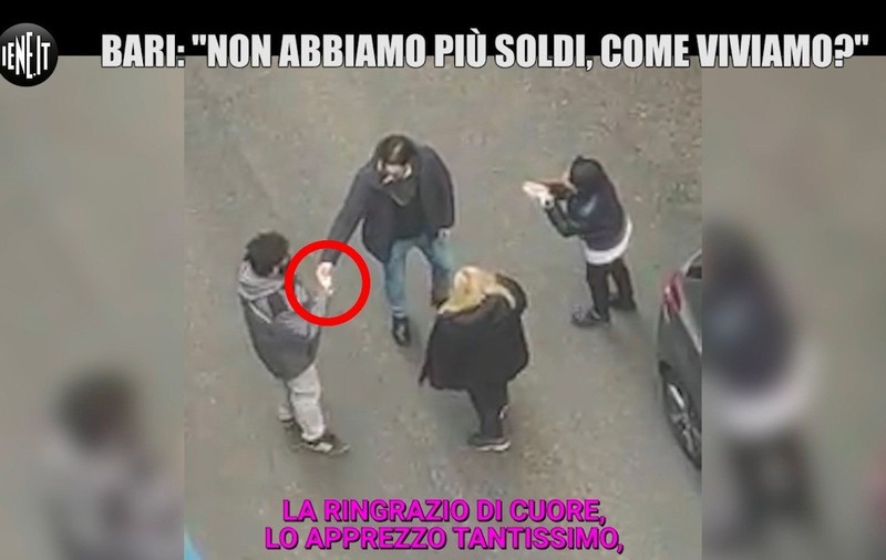 Scene triste într-un oraș din sudul Italiei. Oamenii plâng că au rămas fără bani: „Vreau să mănânc. Mama nu a luat medicamentele de o lună”