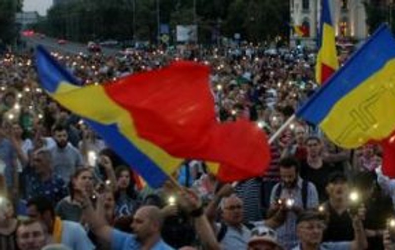 Organizatoarea unui protest din 10 august, din Cluj, amendată la o lună de la miting. A primit în total amenzi de 9.000 de lei