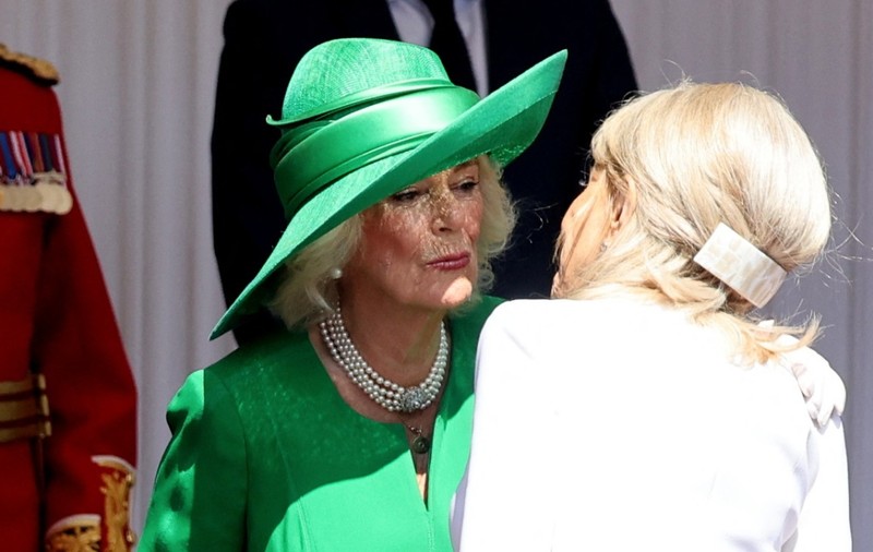 Regina Camilla și Brigitte Macron s-au sărutat, ignorând protocolul regal: Emmanuel Macron e primul lider UE care vizitează Marea Britanie, după Brexit