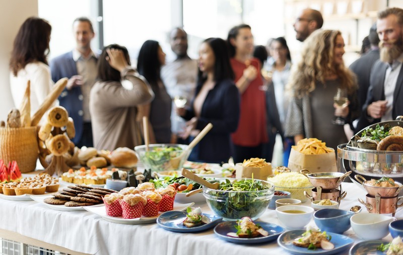 Ce este „brunch“-ul şi de unde provine termenul. Ce se servește la brunch