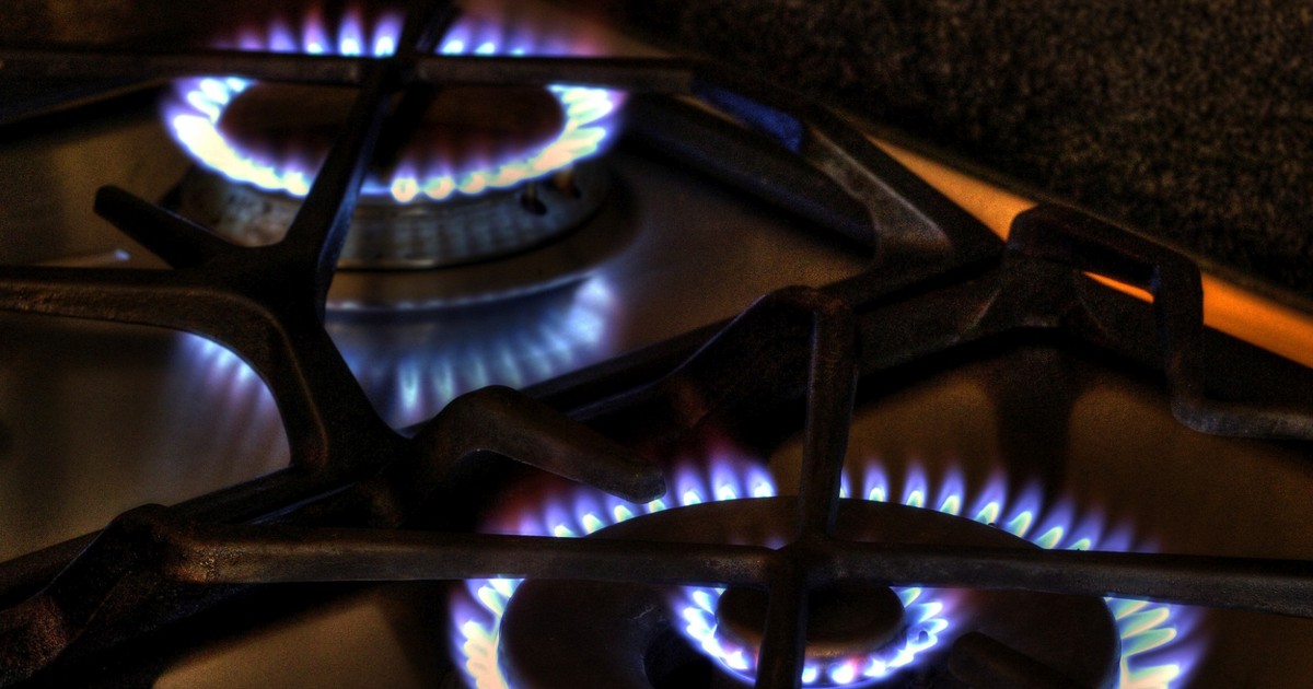 ANRE îngheață prețurile la energie și gaze până în 2022. Două ochiuri arzând pe aragaz