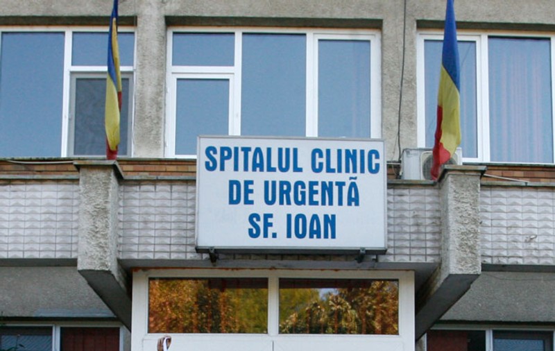 Doctori atacaţi de un pacient mutilat pe braţe