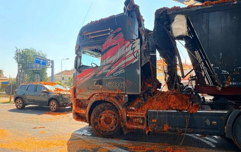 Un TIR intrat pe contrasens a vărsat 18 tone de roșii peste o Dacie în mers, la ieșirea de pe autostrada A16, în Italia
