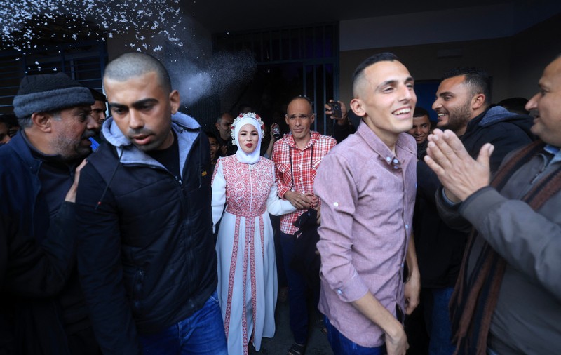 Nuntă printre bombardamente. Un cuplu din Gaza s-a căsătorit într-un oraș de corturi, în apropierea gardului de frontieră | VIDEO