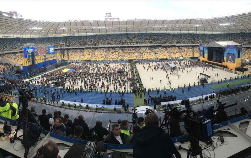 Alegeri prezidențiale în Ucraina | Poroșenko și Zelensky s-au jignit reciproc la singura dezbatere, care a avut loc pe două scene diferite de pe un stadion