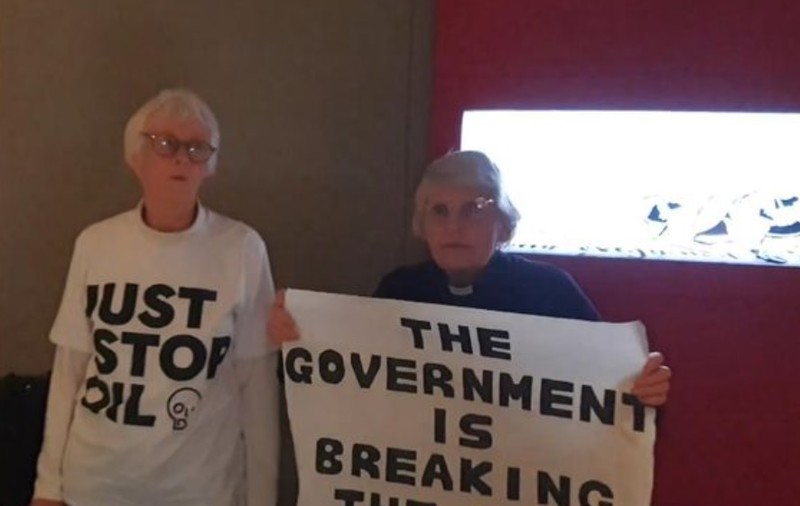 Două activiste octogenare au atacat cu un ciocan și o daltă vitrina care protejează documentul istoric „Magna Carta”: „Guvernul încalcă legea” | VIDEO