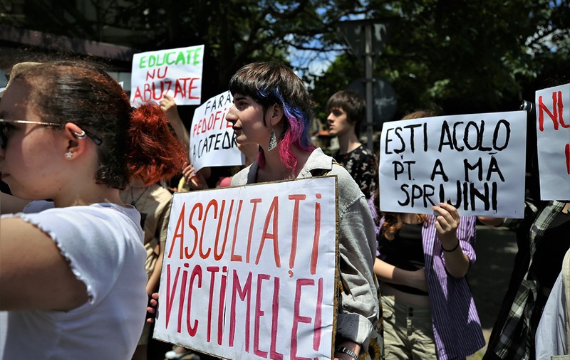 Jumătate din elevi și studenți au trecut prin cel puțin o formă de hărțuire sexuală. Cercetare Rise Project: „O lipsă de încredere în cadrele didactice în ceea ce privește raportarea cazurilor”