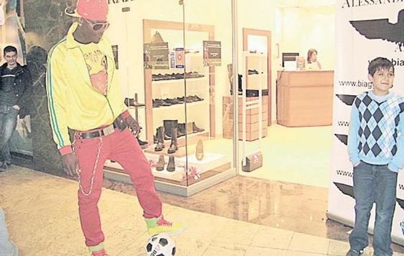 Mijlocaşul dinamovist Ousmane N’Doye a jucat fotbal cu fanii, în mall