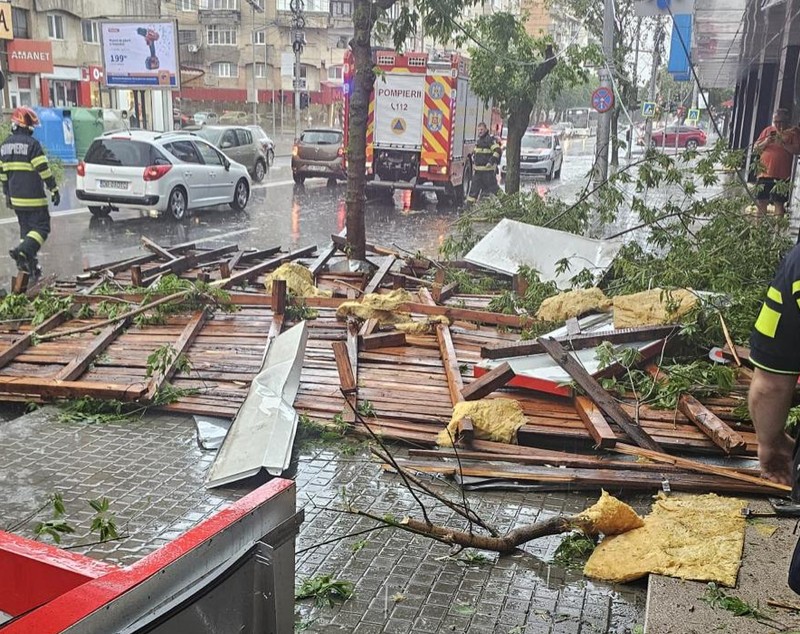 Codul roșu de furtuni a făcut prăpăd în Târgoviște: vântul a smuls și aruncat în stradă acoperișul unui bloc, zeci de copaci au fost puși la pământ