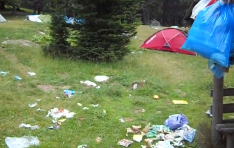 Poiana Pelegii din Munții Retezat, plină de gunoaie lăsate în urmă de turiști. Mesajul emoționant al unei fetițe, după ce a văzut mizeria