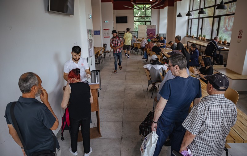 Reportaj. Scumpirile îi fac pe sute de bucureșteni să meargă la cantinele sociale după mâncare. „O bucată de brânză la două săptămâni, carnea e lux”