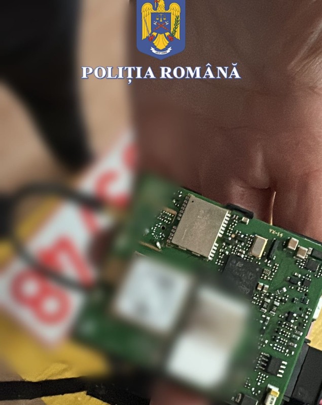 Cum au furat doi români o mașină de lux ziua-n amiaza mare, lângă Timișoara, imediat după ce șoferul s-a dat jos