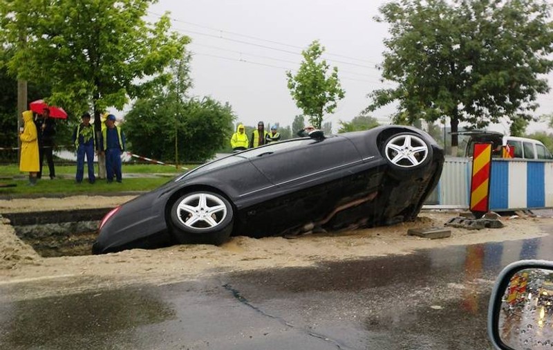 Afaceristul care a căzut cu limuzina în groapă a fost AMENDAT!
