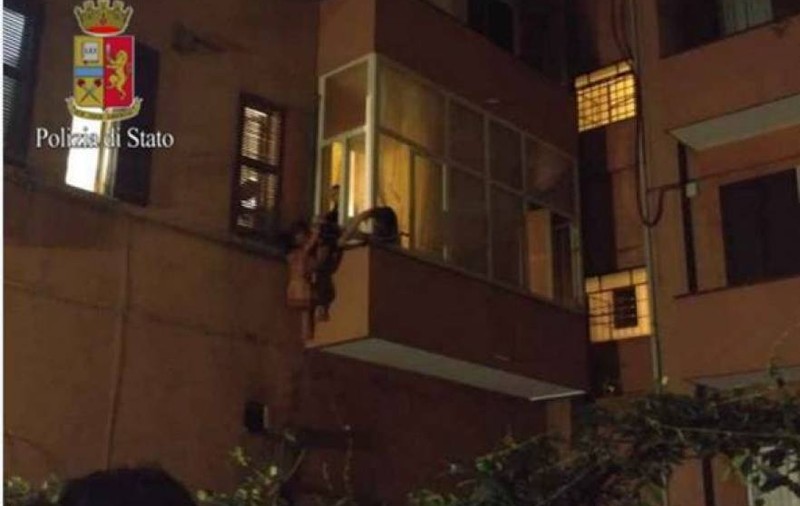 O româncă, prostituată la Roma, a sărit goală de la balcon, după ce a fost agresată de un client. FOTO