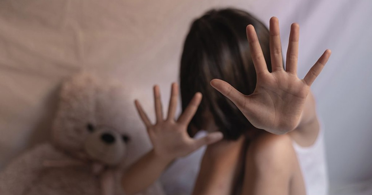 VIDEO O fetiţă abuzată sexual de ambii părinţi, ani la rând, a fost salvată de colegele ei din clasa a VII-a. Mama: „A fost o joacă pentru mine”