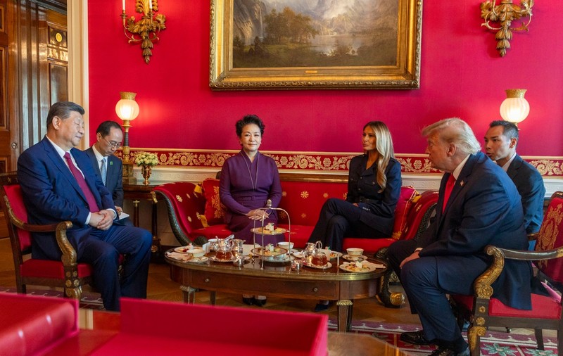 Cameră roșie pregătită la Casa Albă cu ocazia vizitei lui Xi. Liderul chinez și soția sa, găzduiți de Donald și Melania Trump la ceremonia ceaiului Sursa foto: Profimedia