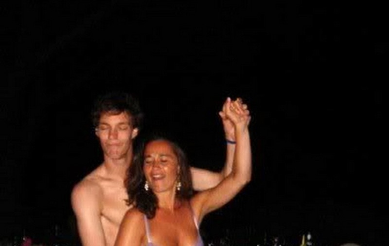 Foto | Pippa se ține de nebunii cu bărbați, alcool și... fără haine!