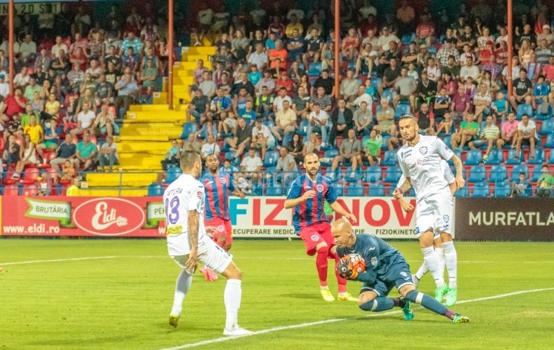 Liga I: ASA Târgu Mureş - CFR Cluj 0-0. 12 ”galbene”, un ”roșu”, dar niciun gol