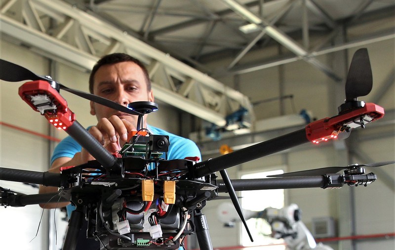 Drone românești trimise la luptă împotriva COVID-19. Misiunea lor: livrări urgente și depistarea oamenilor care nu poartă mască