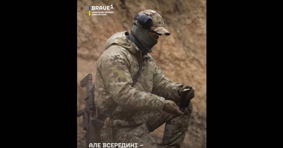Un soldat ucrainean testează noile cartușe menite să doboare drone rusești Captură Facebook Brave 1