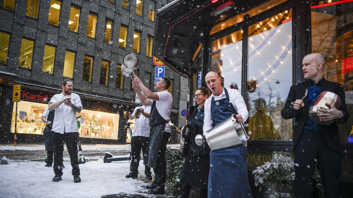 Proprietarii de restaurante protestează în Stockholm față de restricțiile parțiale impuse de autorități FOTO: EPA