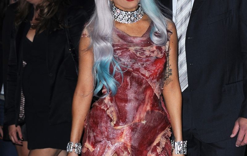 Lady Gaga îşi pune la conservat rochia din fâşii de carne de vită 